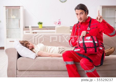 Young male paramedic visiting young woman 55529237