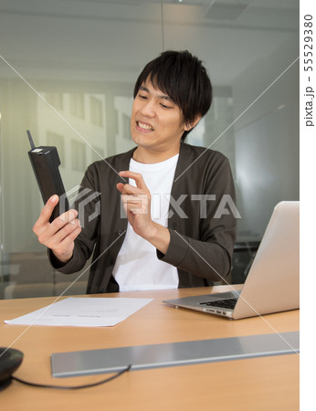 若者は、電話が苦手？ 55529380