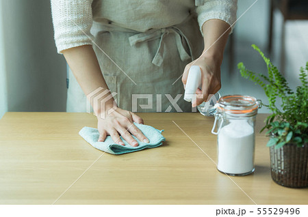 家事をする女性 手元 家事をする女性 手元 55529496