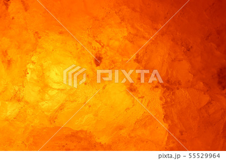 瞑想的な光を放つクローズアップの岩塩ランプ 瞑想的な光を放つクローズアップの岩塩ランプ 55529964