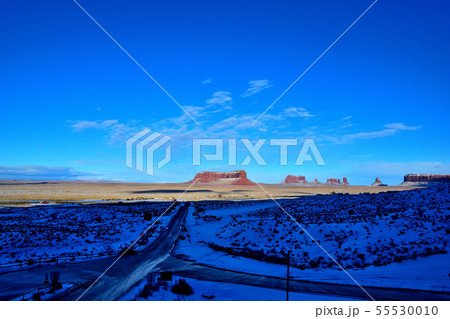 雪のモニュメントバレーグールディングスロッジからの眺め 55530010