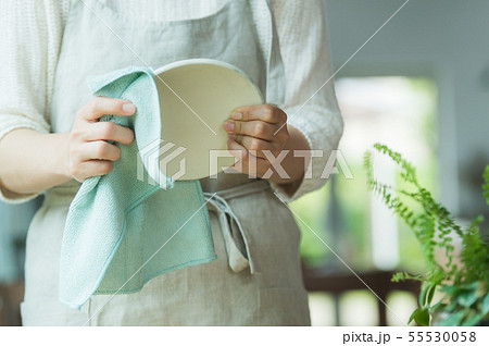 家事をする女性　手元 55530058