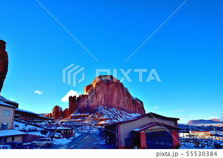 雪のモニュメントバレーグールディングスロッジからの眺め 55530384