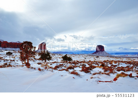 雪景色のモニュメントバレー 55531123