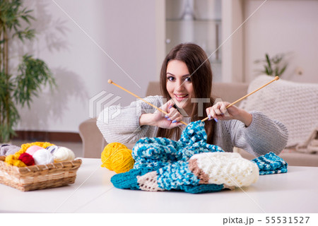 Young beautiful woman knitting at home Young beautiful woman knitting at home 55531527