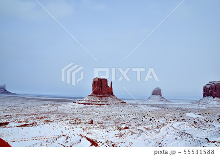雪景色のモニュメントバレー 55531588
