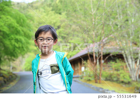 キャンプを満喫する子供 55531649