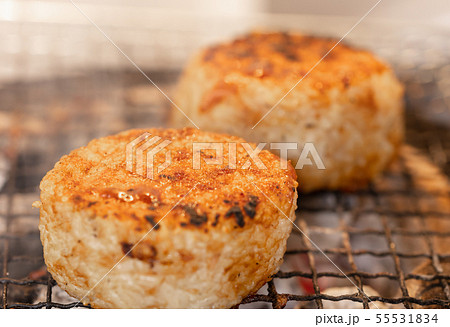 七輪で焼く 肉味噌焼きおにぎりの写真素材