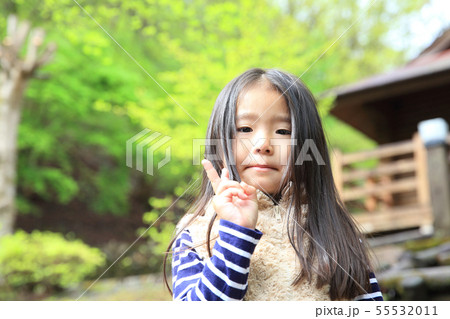 キャンプを満喫する子供 キャンプを満喫する子供 55532011