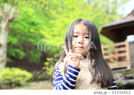 キャンプを満喫する子供 55532012
