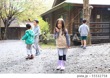 キャンプを満喫する子供たち キャンプを満喫する子供たち 55532758