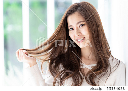 女性 茶髪の写真素材