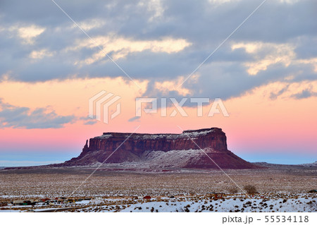 モニュメントバレーの夕焼け空 55534118