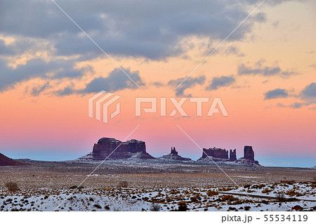 モニュメントバレーの夕焼け空 55534119
