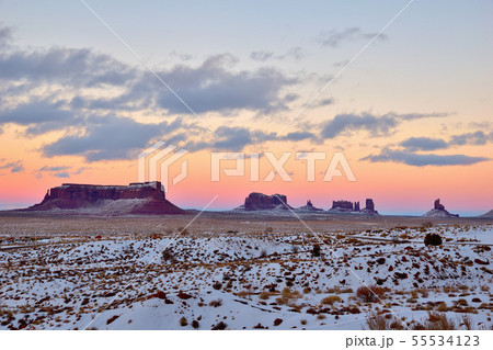 モニュメントバレーの夕焼け空 モニュメントバレーの夕焼け空 55534123