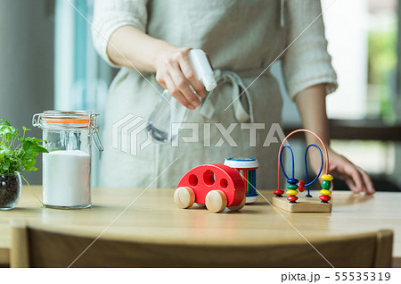 おもちゃの消毒 手元の写真素材