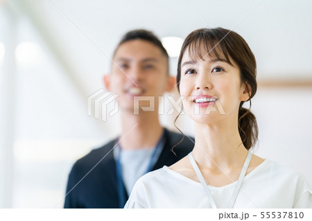 ビジネスイメージ 男性社員 女性社員 ビジネスイメージ 男性社員 女性社員 55537810
