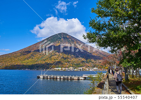 秋の日光中禅寺湖 歌ヶ浜第一駐車場付近から男体山を見る 秋の日光中禅寺湖 歌ヶ浜第一駐車場付近から男体山を見る 55540407
