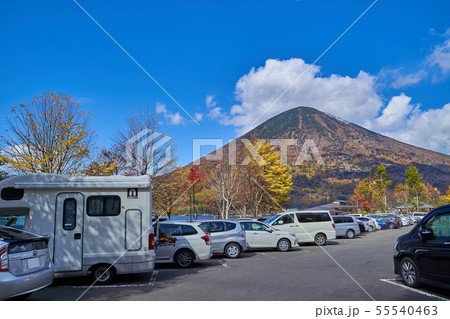 秋の日光中禅寺湖 歌ヶ浜第一駐車場から男体山を見る 秋の日光中禅寺湖 歌ヶ浜第一駐車場から男体山を見る 55540463