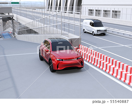 ETC料金所を通過して本線に合流する赤色SUVのイメージ ETC料金所を通過して本線に合流する赤色SUVのイメージ 55540887