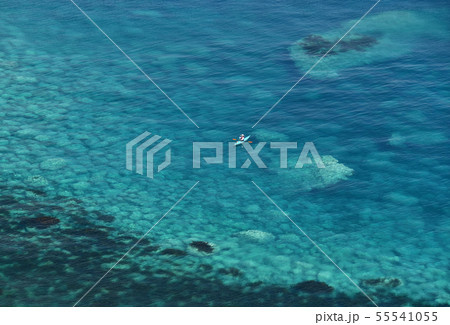 北海道積丹町神威岬で積丹ブルーの海をカヌーが行く夏の風景を撮影 55541055