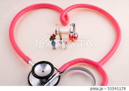 病院で闘病中の少女から笑いを引き出すホスピタル・クラウン 55541178