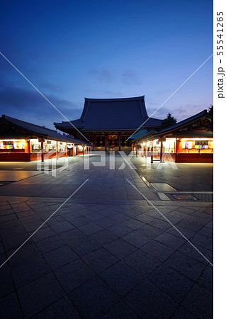 早朝の浅草寺境内 55541265