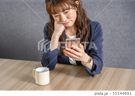 待ち合わせ来ないので少し不機嫌なOL 55544691