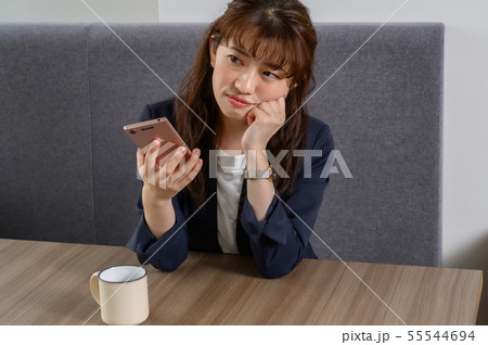 待ち合わせ来ないので少し不機嫌なOL 待ち合わせ来ないので少し不機嫌なOL 55544694