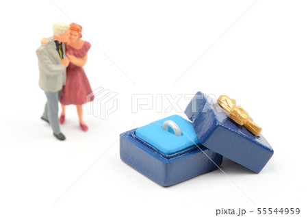 指輪と人物 55544959