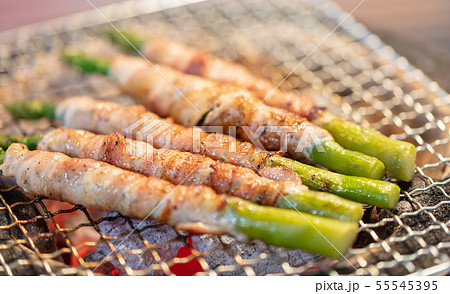 アスパラ豚バラ巻の炭火焼き（炭焼き・網焼き・七輪・バーベキュー・BBQ・bbq・焼肉・キャンプ 55545395