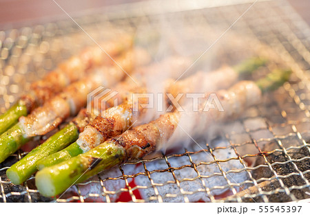 アスパラ豚バラ巻の炭火焼き（炭焼き・網焼き・七輪・バーベキュー・BBQ・bbq・焼肉・キャンプ 55545397
