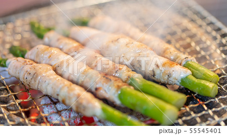 アスパラ豚バラ巻の炭火焼き(炭焼き・網焼き・七輪・バーベキュー・BBQ・bbq・焼肉・キャンプ アスパラ豚バラ巻の炭火焼き(炭焼き・網焼き・七輪・バーベキュー・BBQ・bbq・焼肉・キャンプ 55545401