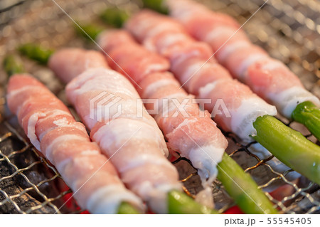 アスパラ豚バラ巻の炭火焼き（炭焼き・網焼き・七輪・バーベキュー・BBQ・bbq・焼肉・キャンプ 55545405