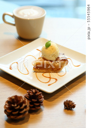 アイスクリームの乗ったアップルパイ アイスクリームの乗ったアップルパイ 55545964