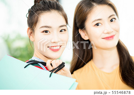 女性　ショッピング 55546878