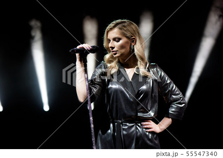 Young beautiful woman singing in whitel smoke 55547340