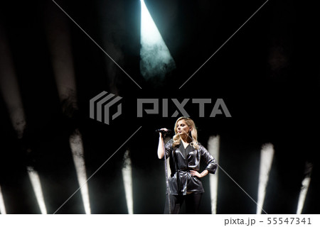 Young beautiful woman singing in whitel smoke 55547341
