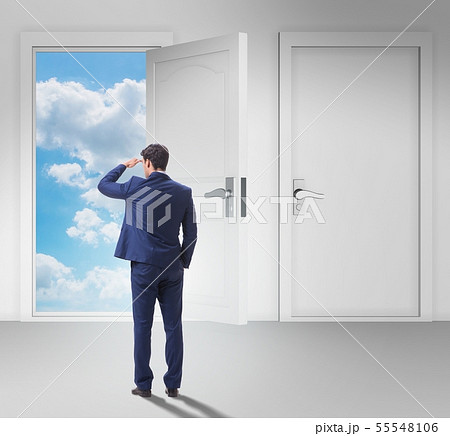 Businessman facing many business opportunities 55548106