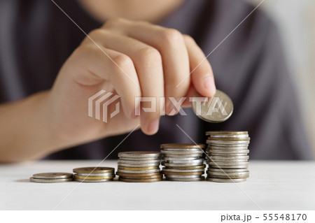 コツコツお金を積み立てていく小学生の男の子 55548170