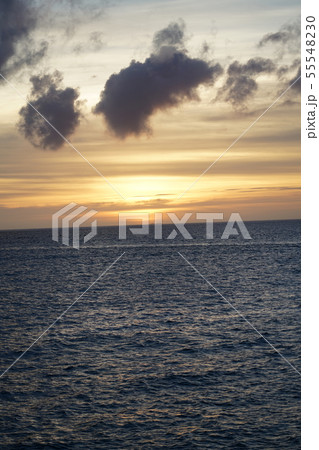 北谷サンセットビーチの夕暮れ（沖縄） 55548230