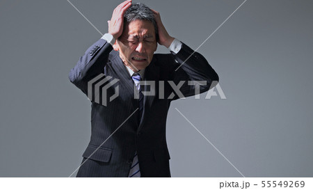 頭痛の男性 55549269