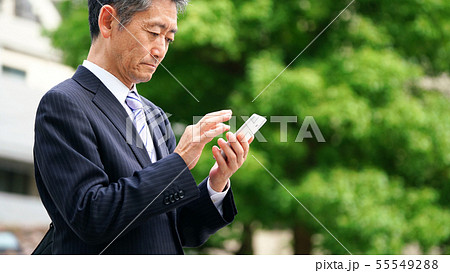スマホを使う中高年男性 55549288