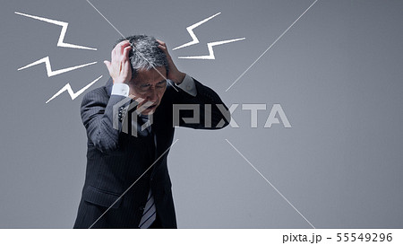 頭痛の男性 頭痛の男性 55549296
