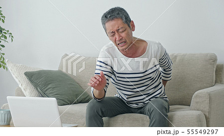 腰痛の男性 55549297