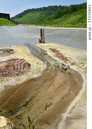 快晴の北海道蘭越町でニセコ湯本温泉大湯沼の夏の風景を撮影 55550601