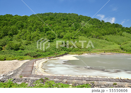 快晴の北海道蘭越町でニセコ湯本温泉大湯沼の夏の風景を撮影 55550606