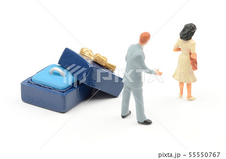 指輪と人物 55550767