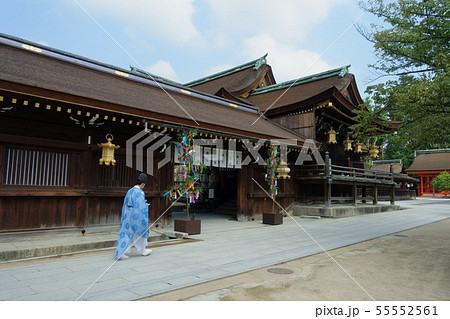京都、北野天満宮の東回廊の前の参道を歩く神職と摂社の地主神社が見える風景 京都、北野天満宮の東回廊の前の参道を歩く神職と摂社の地主神社が見える風景 55552561