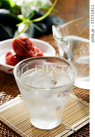 焼酎と梅干し 55552811